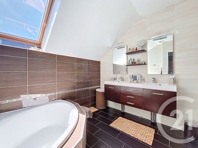 maison à vendre - 6 pièces - 126.92 m2 - PONTAULT COMBAULT - 77 - ILE-DE-FRANCE - Century 21 Famidly