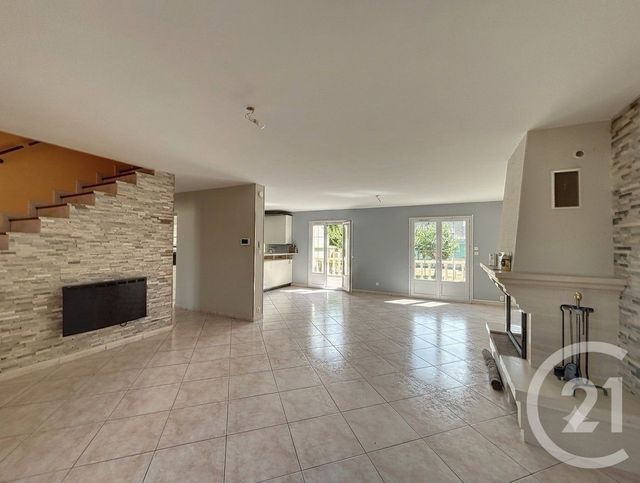 maison à louer - 6 pièces - 136.0 m2 - PONTAULT COMBAULT - 77 - ILE-DE-FRANCE - Century 21 Famidly