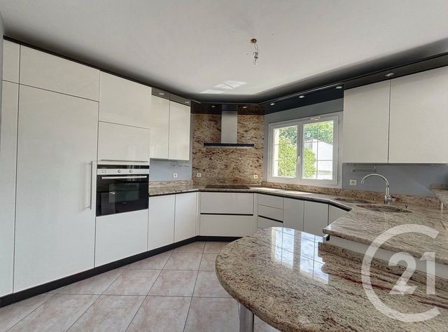 maison à louer - 6 pièces - 136.0 m2 - PONTAULT COMBAULT - 77 - ILE-DE-FRANCE - Century 21 Famidly